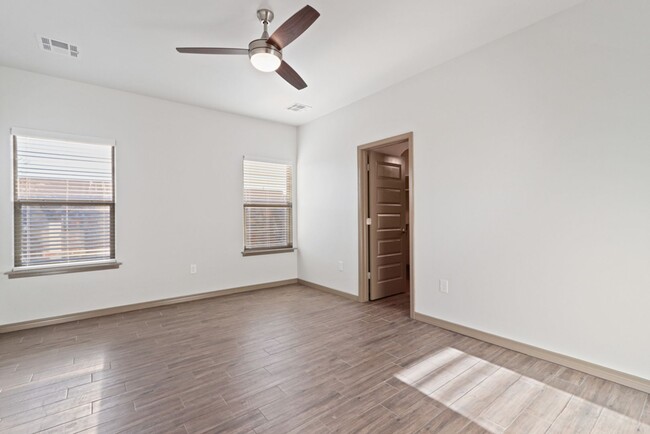 Building Photo - Newer Townhome, $400 off first months rent