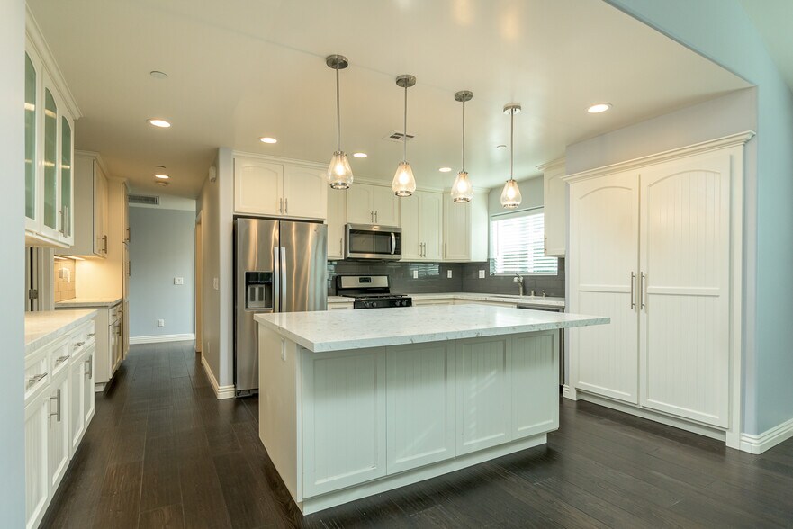 Building Photo - 736 N Wilton Pl