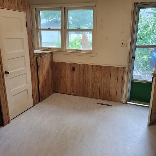 Building Photo - Spacious Updated Cottage