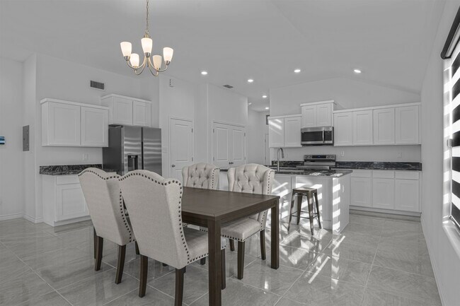 Building Photo - 5428 Encanto Dr