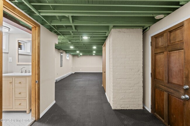Building Photo - 260 Thompson Ave