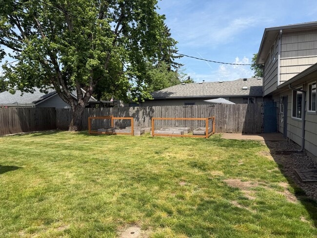 Building Photo - Updated 2 bedroom 1 bath duplex!