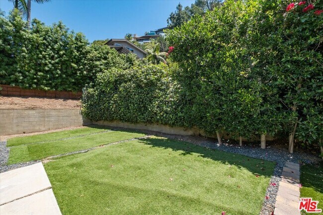 Building Photo - 1528 Rising Glen Rd
