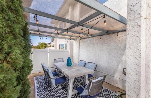 Building Photo - 1640 Maple Dr