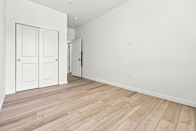 Building Photo - 6153 N Ceylon St