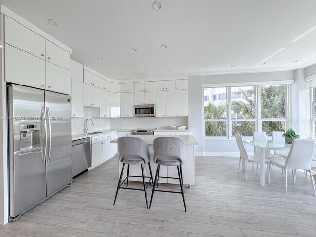 Building Photo - 4925 Collins Ave