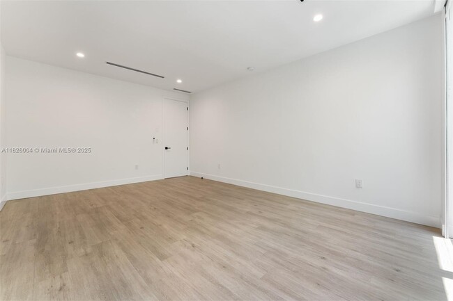 Building Photo - 3268 Gifford Ln