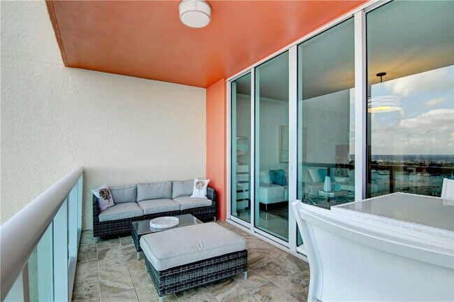 Building Photo - 2640 Lake Shore Dr