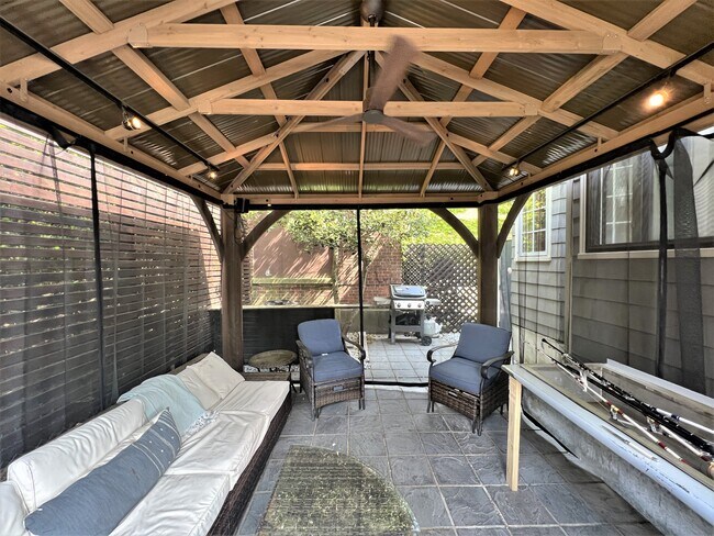 Building Photo - 4 Day St