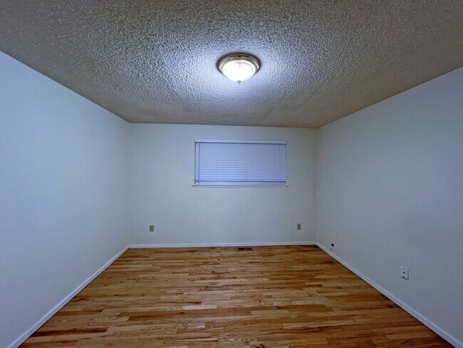 Building Photo - 4 bedroom 2.05 bath rambler on Kent's East...