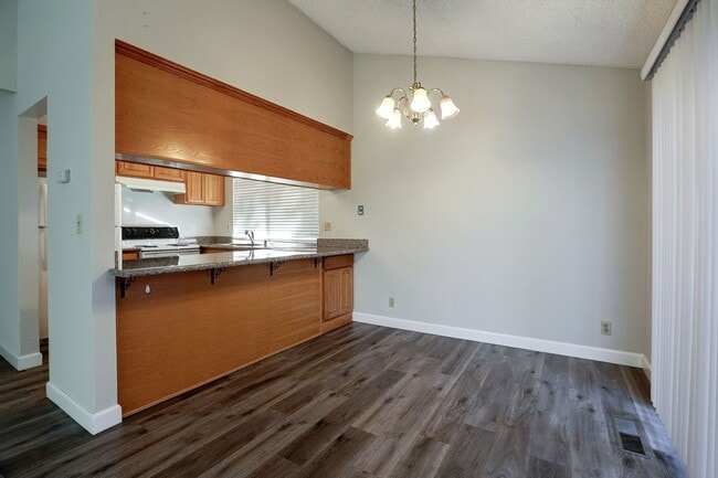 Building Photo - End Unit 2 Bed, 2 Bath Townhouse with Atta...