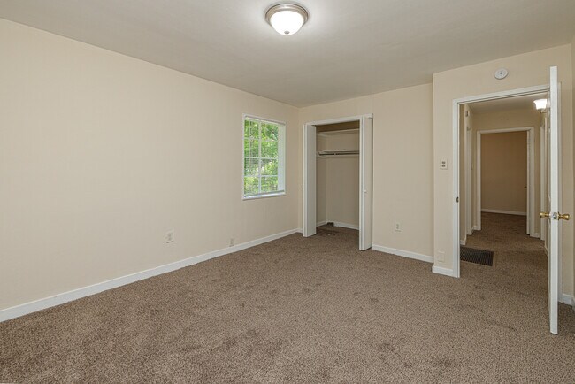 Building Photo - Oak Forest