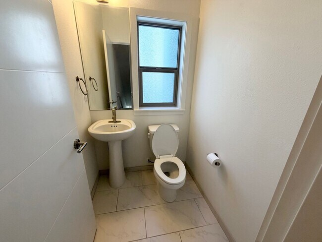 Building Photo - Modern Contemporary Townhome just one block from the Light Rail!