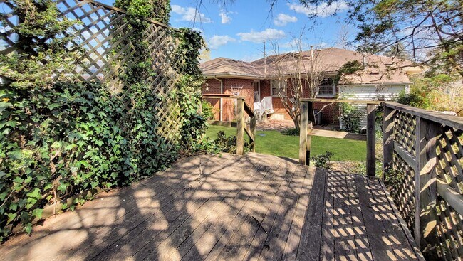 Building Photo - STUNNING 3 bedroom home with a BEAUTIFUL garden in Dumbarton. COME SEE!