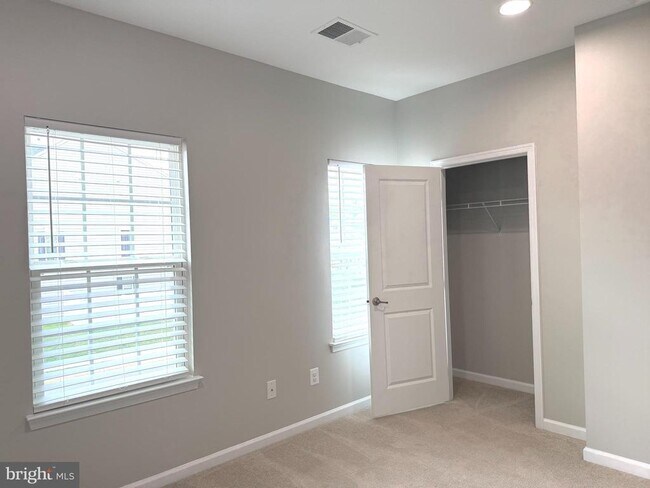 Building Photo - 139 Streamview Dr