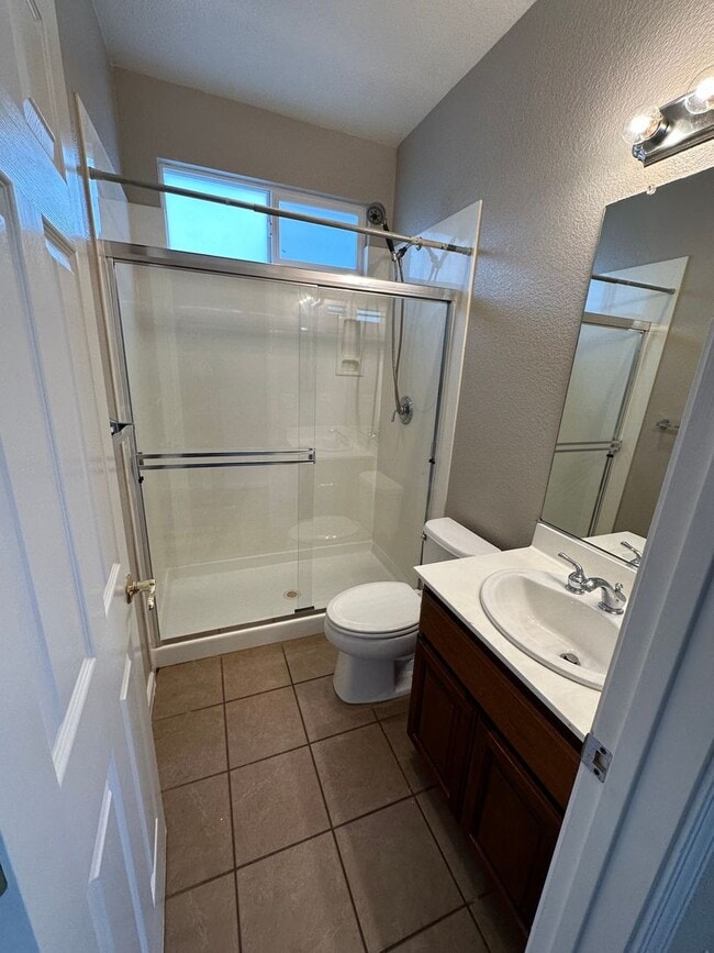 Building Photo - Beautiful 5 Bedroom, 3 Bath Brentwood Home / Downstairs Bedroom and Bath
