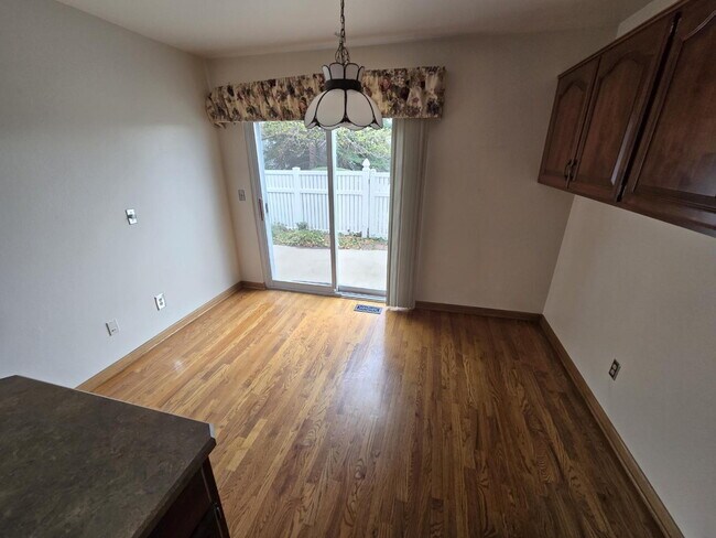 Building Photo - "Spacious 3-Bed, 3-Bath Townhouse in Heather Ridge South"