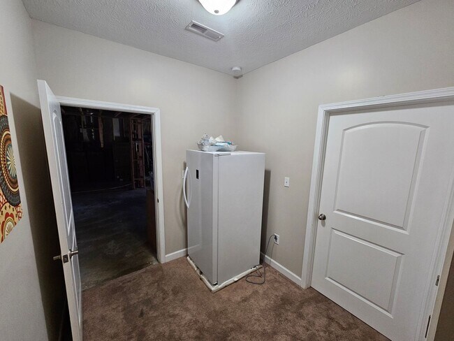 Building Photo - 4 Bedroom, 3 Bathroom home AVAILABLE 6/4/26