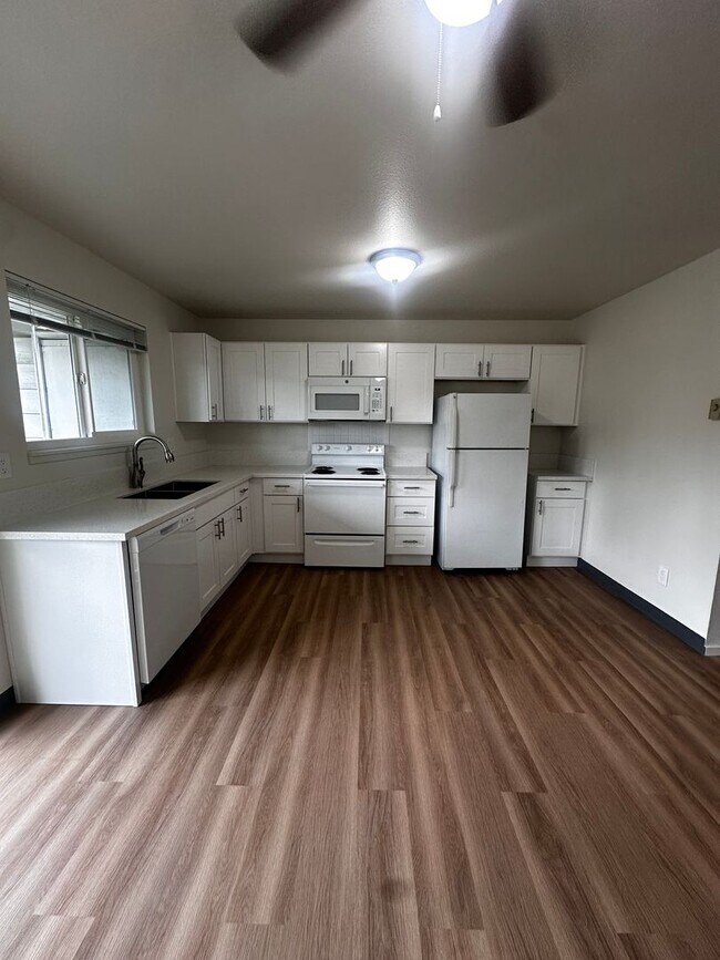 Building Photo - Spacious 3-Bedroom Apartment with Limited-...