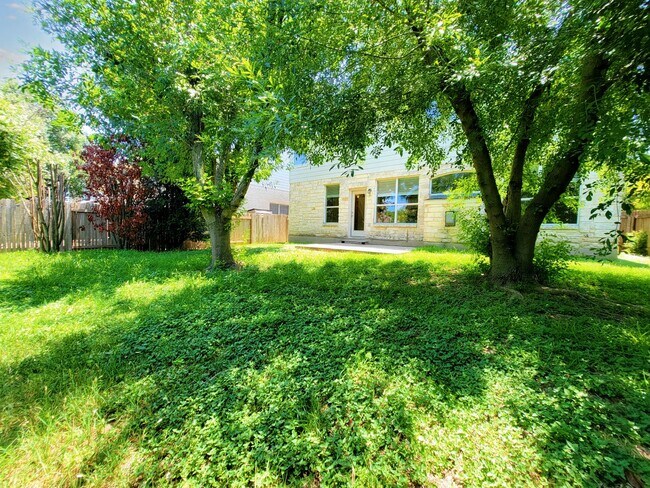 Building Photo - Large 4 Bed, 2.5 Bath Home Perfect for Com...