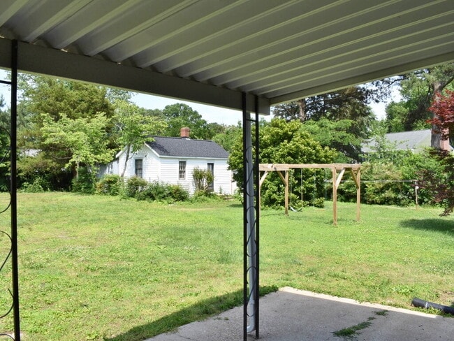 Building Photo - 3 BR, 2 BA West End Rancher