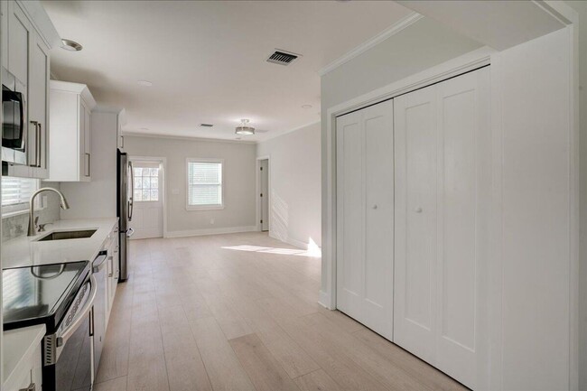 Building Photo - 320 NW 6th Ave