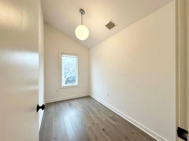 Building Photo - 1021 1/2 E 38th St