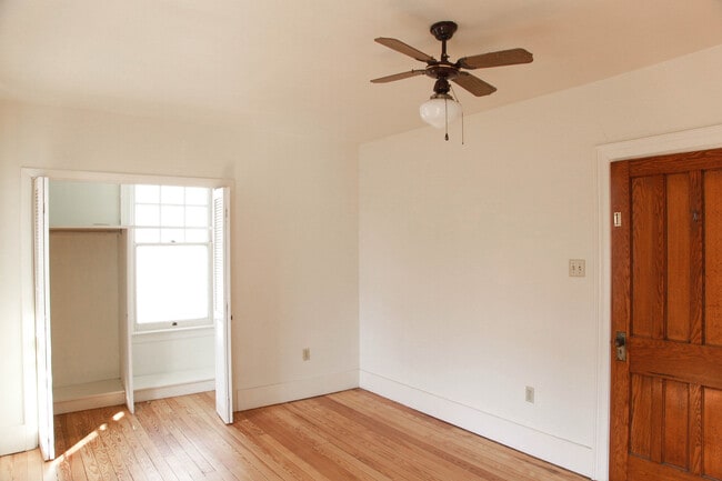Building Photo - Large 3 Bedroom + Bonus Room with Laundry ...