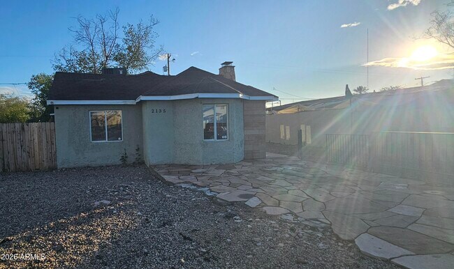 Building Photo - 2135 W Hadley St