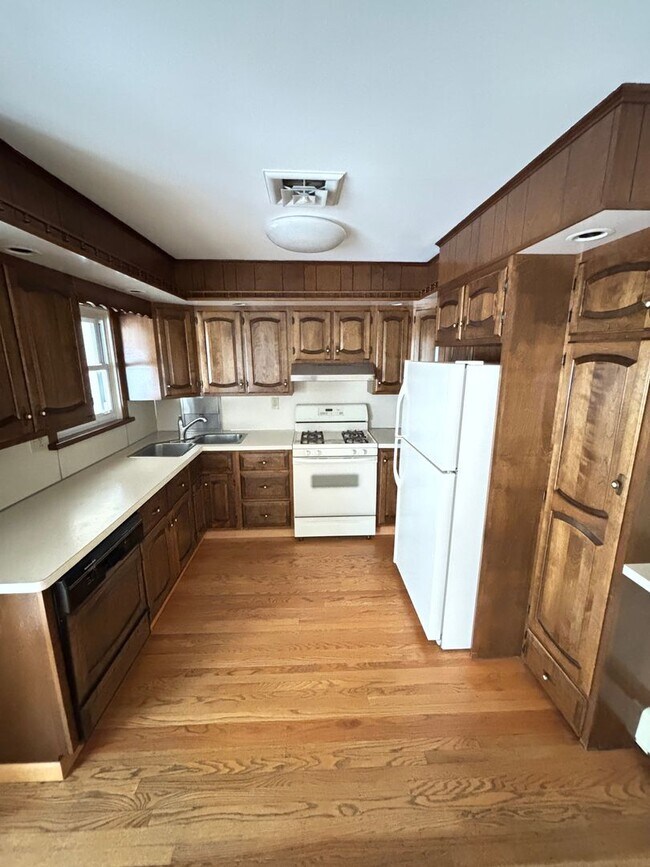 Building Photo - Spacious 3br Home for rent located in Whitehall, Echo Heights!