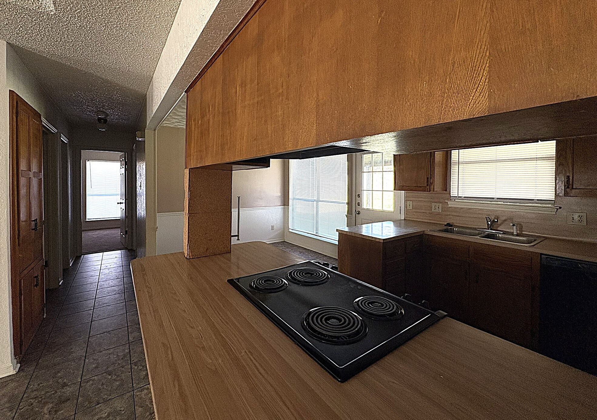 Building Photo - 2325 Tiffany Dr