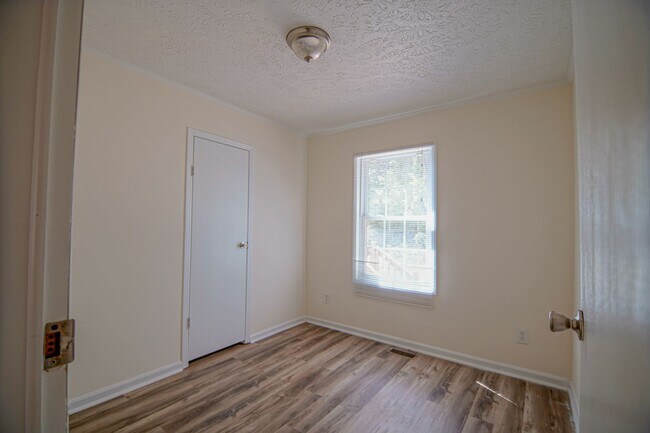 Building Photo - Private home on large lot!