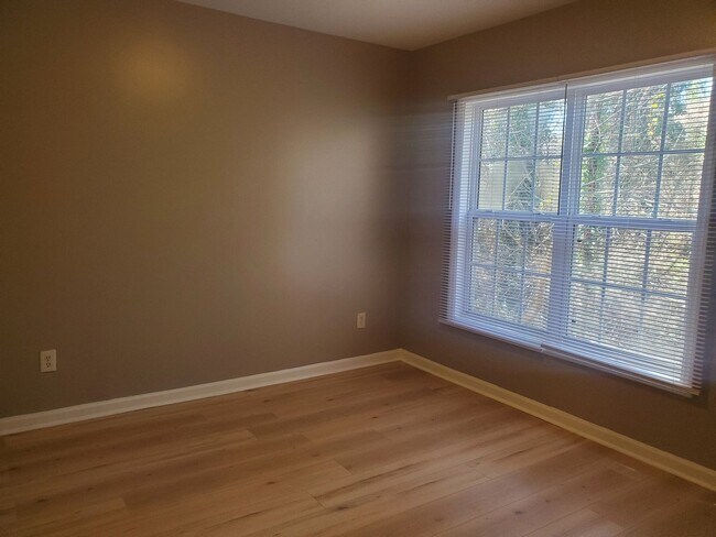 Building Photo - 1136 Drew St