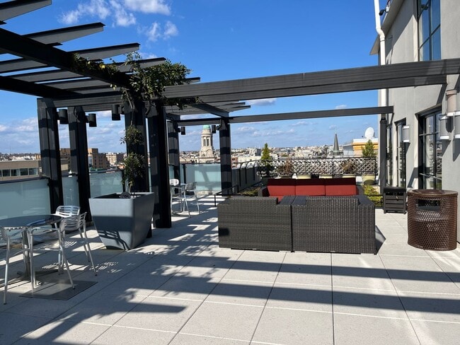 Building Photo - Fantastic Downtown Condo