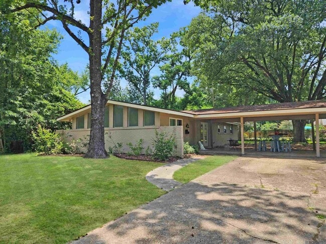 Building Photo - 468 College Hill Dr