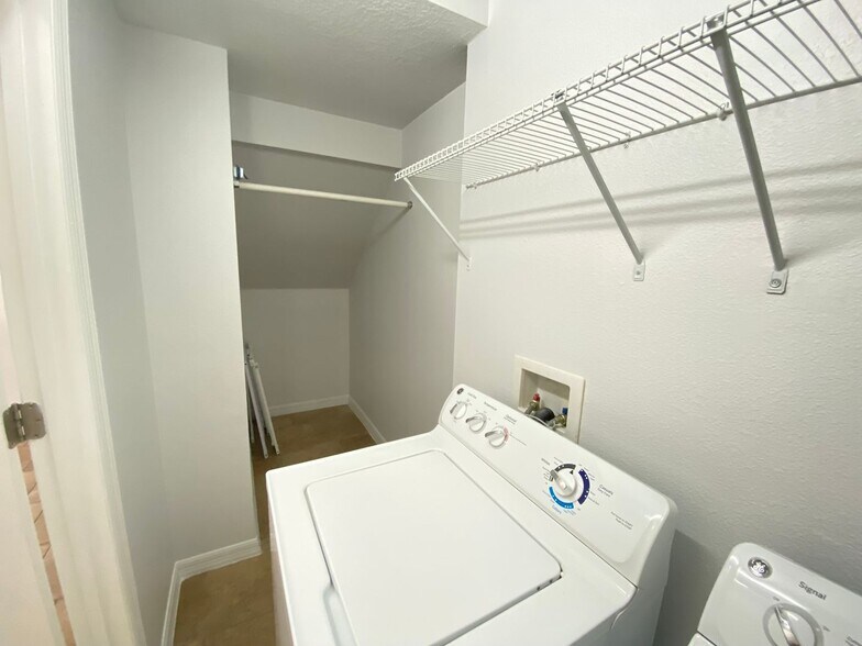 Building Photo - 3 Bedroom / 2.5 Bath / 2 Car Garage Townho...