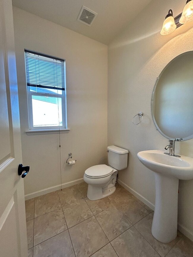 Building Photo - Spacious 5-Bedroom House with Large Fenced Yard