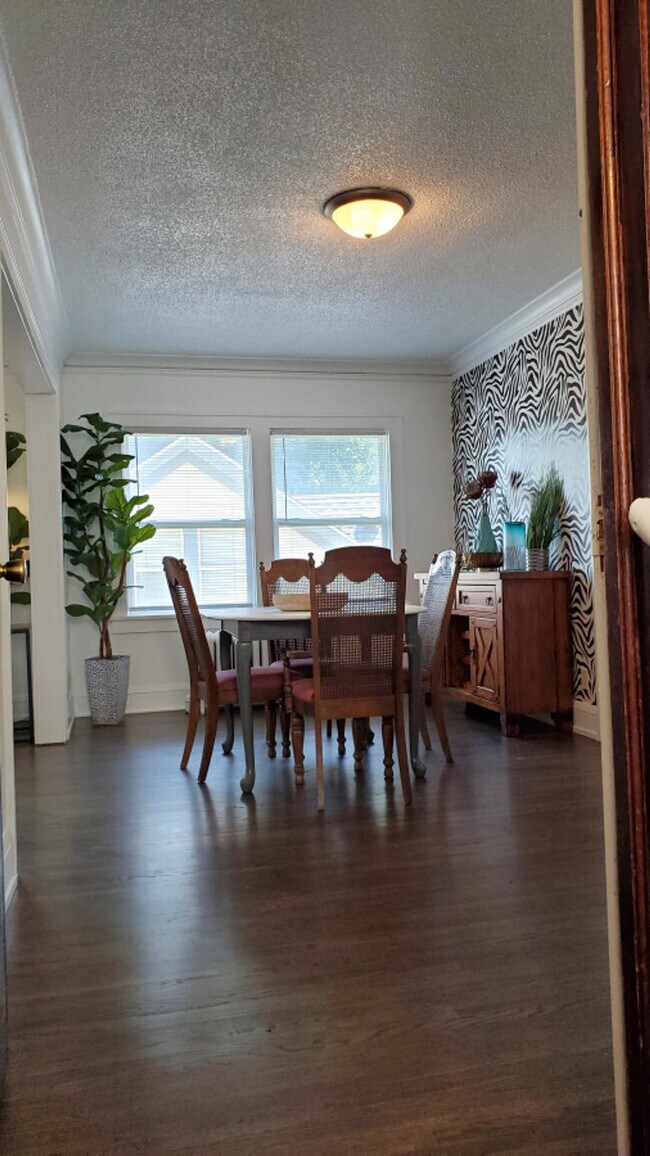 Building Photo - 1916 N Oliver Ave