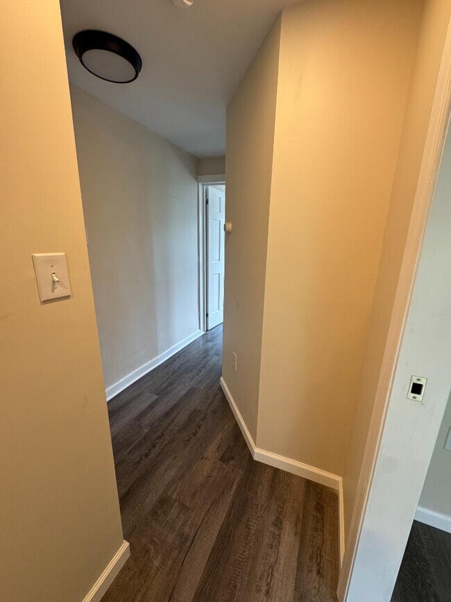 Building Photo - 105 E Railroad St