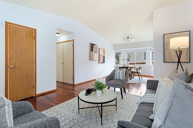 Building Photo - Beautiful Renovated Home in Excellent School District, Sammamish!