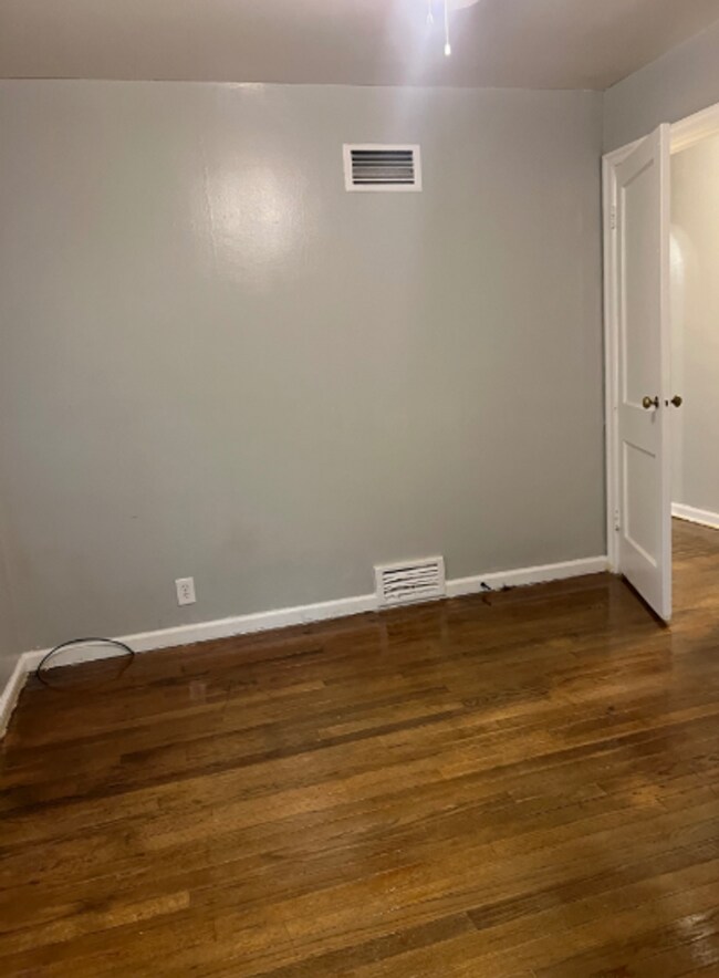Building Photo - Spacious Two Bedroom Duplex Near MLK and 3...