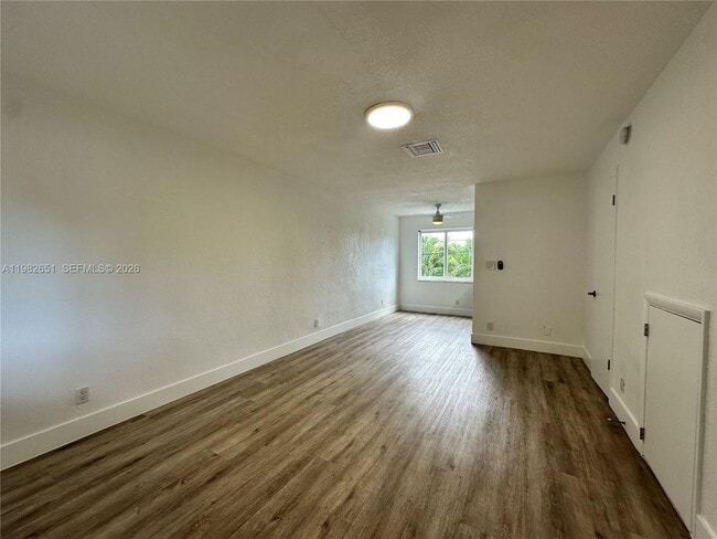 Building Photo - 913 NE 17th St