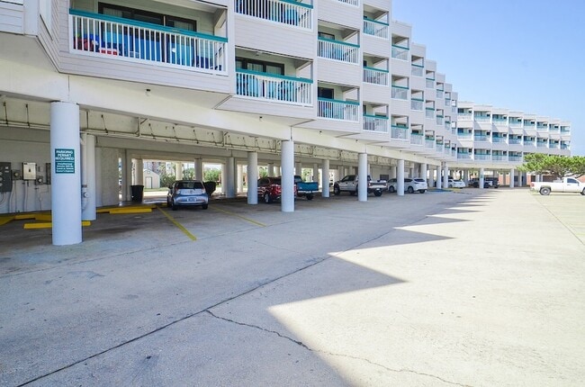 Building Photo - 6102 Seawall Blvd