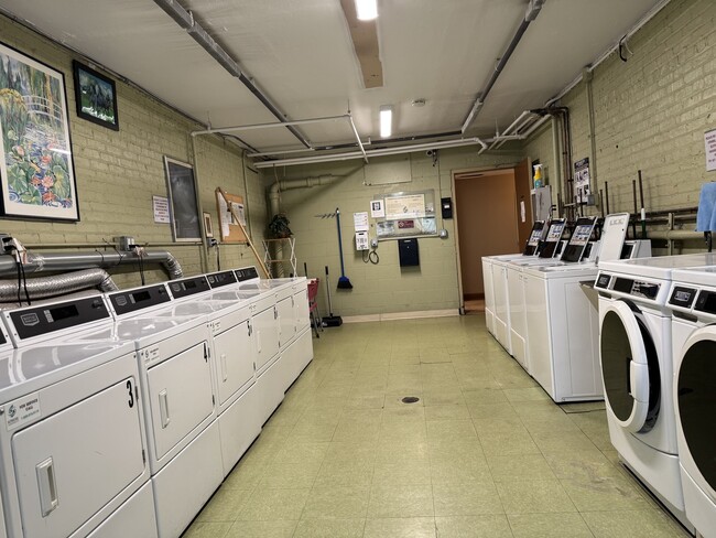 Building Photo - 7320 N Rogers Ave