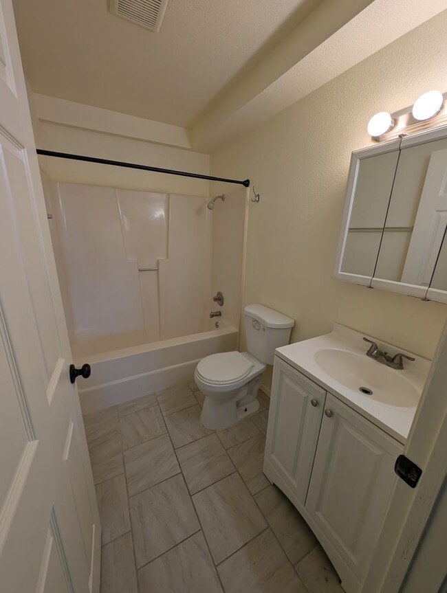 Building Photo - Ianev