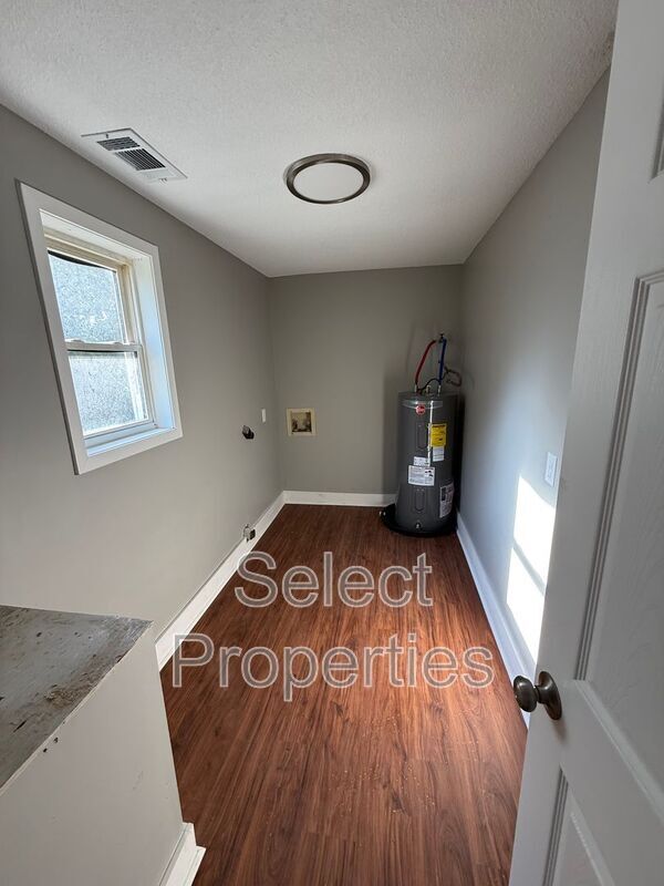 Building Photo - 722 Kitchen St