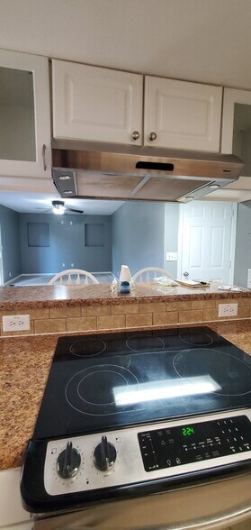 Building Photo - 313 Britanna Dr