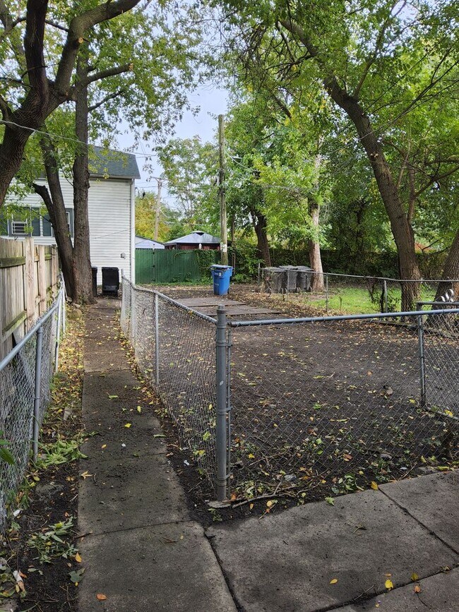 Building Photo - Welcome to this Chicago-style brick Bungal...