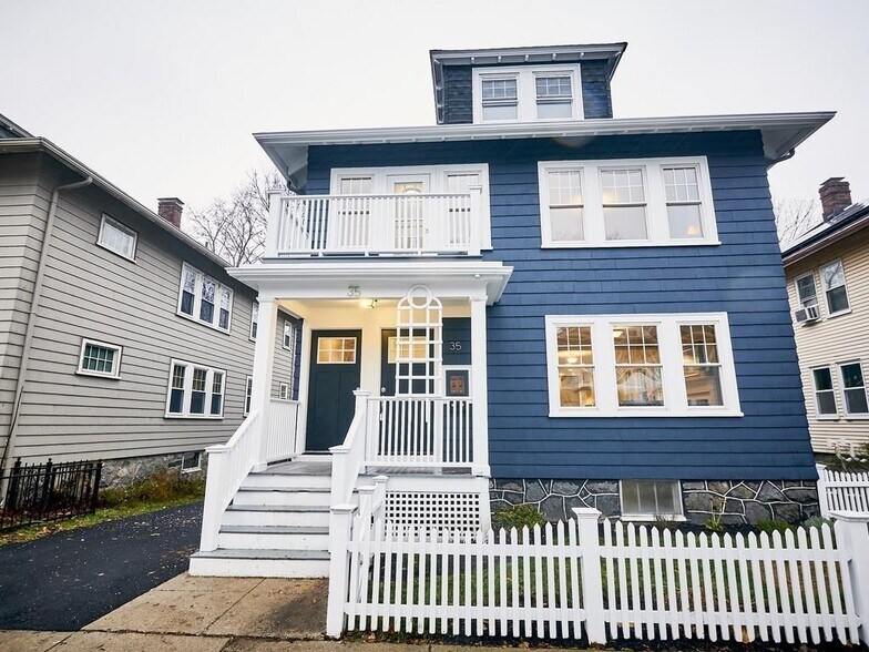 Building Photo - 35 Roseway St