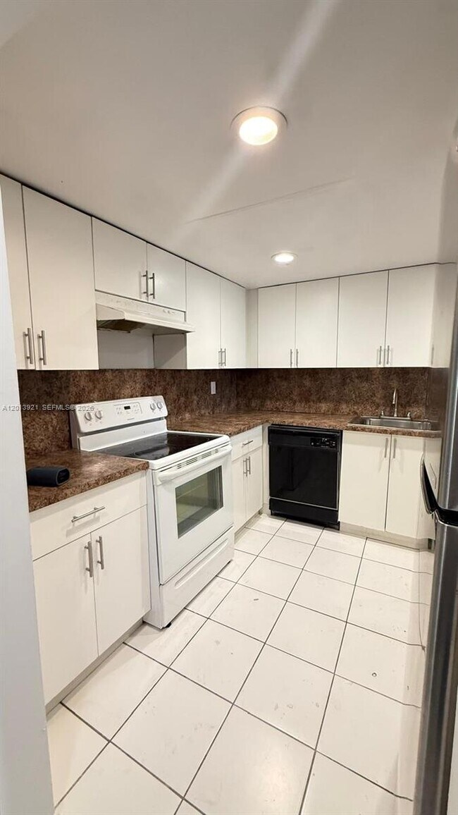 Building Photo - 6940 Miami Gardens Dr